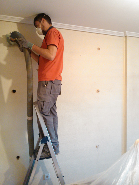 trabajador colocando aislamiento en vivienda en Valladolid