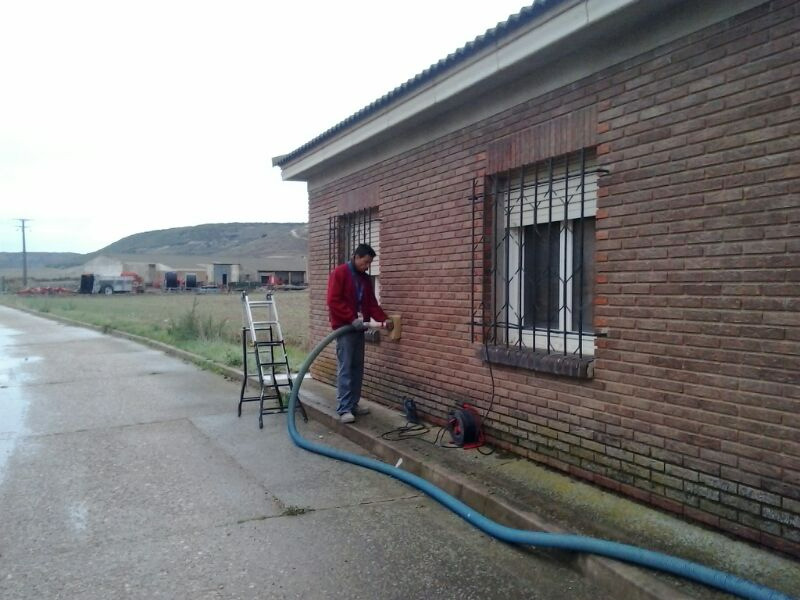 trabajador colocando aislamiento en vivienda unifamiliar en Zamora