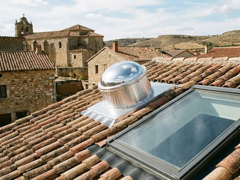 comparativa visual entre tubo solar y claraboya instalada en cubierta