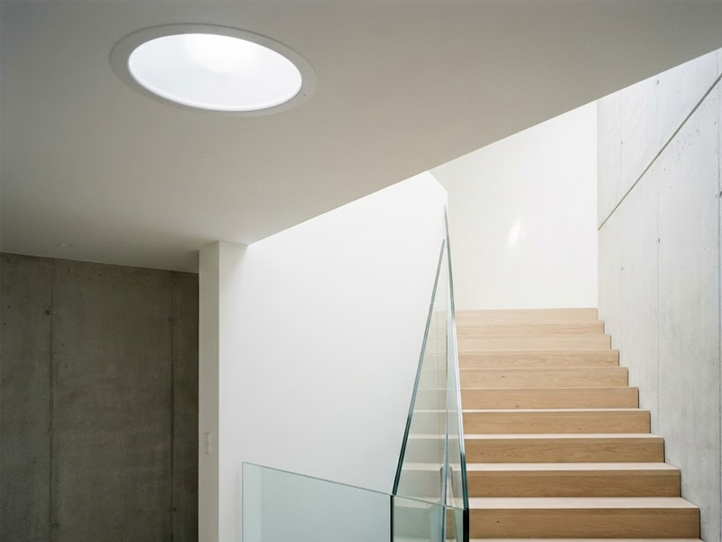 escalera iluminada con tubo solar sin necesidad de electricidad