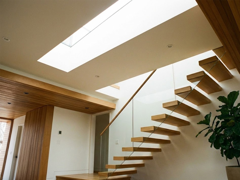 iluminación natural en escalera interior de vivienda